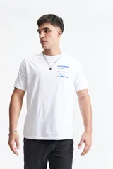 Remera blanca de manga corta con cuello redondo y estampado frontal con lettering en azul.