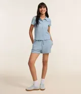 Bermuda femenina celeste con textura arrugada, corte recto, cintura elástica con lazo ajustable y bolsillos laterales.