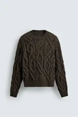 Sweater marrón oscuro de punto con estructura de trenzas, cuello redondo, manga larga y corte regular fit.