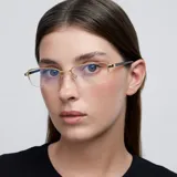 Lentes con filtro de luz azul y protección UV400. Montura rectangular de acero inoxidable color oro con patillas de acetato y lentes de nylon transparentes. Diseñados para equilibrar comodidad y durabilidad.