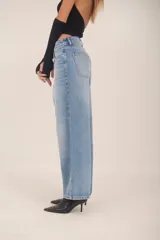 Jean baggy de corte relajado en color azul, confeccionado en denim 100% algodón.