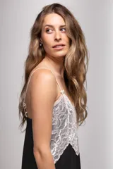 Camisón corto color beige con detalle de puntilla blanca en escote y ruedo, de breteles finos.