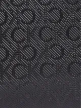 Bandolera negra con estampado del logo de Calvin Klein en el bolsillo delantero. Tiene correa de hombro ajustable y correa bandolera ancha desmontable.