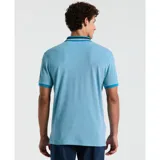 Polo celeste de corte slim fit, confeccionada en algodón orgánico. Presenta cuello y puños con rayas en contraste, cierre de dos botones y logo de pingüino bordado en el pecho.
