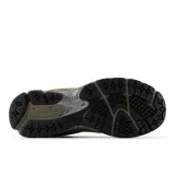 Championes New Balance modelo 2002 color beige con detalles en verde azulado y plateado.