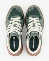 Championes deportivos Coolway modelo Goal, color verde con detalles en blanco, marrón y rosa. Confeccionados en serraje y piel, con cordones planos de algodón intercambiables, cuello acolchado y suela flexible de goma.