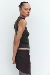 Musculosa marrón con cuello alto.