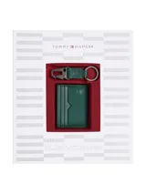 Set de regalo Tommy Hilfiger que incluye un tarjetero y un llavero a juego, ambos confeccionados en cuero con textura Saffiano de color verde oscuro. El tarjetero cuenta con múltiples ranuras para tarjetas y el escudo TH grabado en relieve en la parte frontal. El llavero posee un cierre de pinza metálico y una anilla con el logo de la marca grabado.