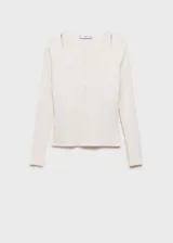 Cárdigan color crema de punto de canalé con escote en pico, cierre frontal con botones y mangas largas.