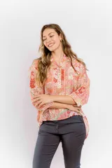 Camisa de mangas 3/4 con estampado floral en tonos coral, rosa y verde.