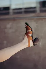 Sandalias de cuero color marrón con tiras cruzadas y taco bloque de madera.