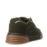 Championes de gamuza color verde militar, con detalles en marrón y blanco.