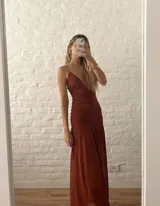 Vestido largo de microtul color terracota, con breteles finos, escote en V pronunciado y fruncido en la cintura.