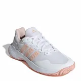 Championes deportivos Adidas Game Court 2, color blanco con detalles en rosado pálido en las tres franjas laterales, forro interior y suela exterior. Presentan una construcción de malla transpirable y refuerzos sintéticos.