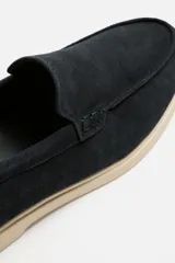 Mocasín casual color beige claro, con capellada de cuero serraje, corte liso con detalle de bordón y suela a contraste.