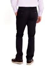 Pantalón de gabardina azul marino, de corte clásico y tiro medio. Confeccionado en algodón con tratamiento antiarrugas.