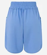 Short runner celeste de viscolino, con cintura elástica, lazo decorativo y bolsillos laterales.