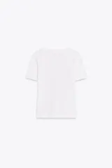 Camiseta blanca de corte slim fit, escote redondo y manga corta. Presenta apliques de fornitura a contraste en el delantero.
