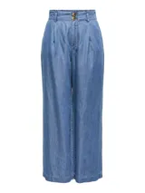 Pantalón jean celeste de corte wide leg y tiro alto, con pretina ancha y cierre de gancho.