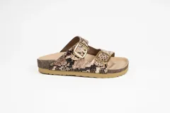Sandalias con estampado de víbora, dos hebillas doradas ajustables, plantilla anatómica y suela de goma.
