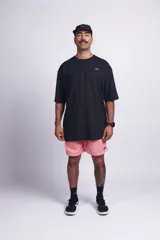Short de baño color rosa, con cintura elástica, bolsillos laterales y trasero con velcro, suspensor interno y etiqueta de la marca en el frente.