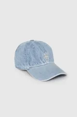Gorra de béisbol celeste de jean con logo bordado en el frente.