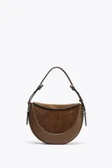 Bolso de hombro ovalado marrón con solapa de gamuza. Asa de doble tira redonda con detalles metalizados. Cierre con cremallera e imantado. Asa de bandolera extraíble con tejido a contraste. Bolso interior con cierre mediante cremallera metálica.