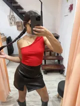 Top rojo de un solo hombro, ajustado al cuerpo.