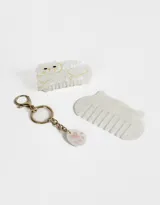 Set de accesorios para el pelo color blanco con diseño de gato, que incluye un peine, un broche y un llavero con dije de huella de gato.