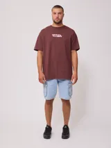 Remera marrón de hombre con estampado delantero y trasero.