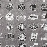 Remera blanca de algodón con cuello redondo y logo de la NBA estampado en el pecho.