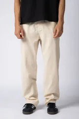 Pantalón de lino y algodón color beige claro, de calce suelto y tiro medio/alto con cintura elastizada y cordón regulable. Posee bolsillos laterales y un bolsillo trasero con tapa.