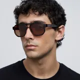 Gafas de sol Seba modelo Tigris Brown, con montura aviador geométrica oversize en carey y lentes marrones.