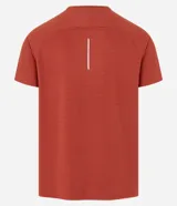 Remera deportiva color ladrillo con estampa cuadriculada y textura. Confeccionada con tecnología dry, cuello redondo y manga corta. Corte regular.