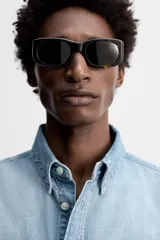 Camisa celeste de denim de algodón, corte relaxed fit, con cuello solapa, manga larga con puños abotonados, dos bolsillos de parche con solapa en el pecho, efecto lavado y cierre frontal abotonado.