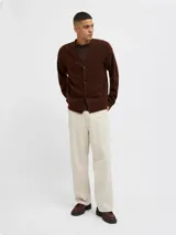 Pantalón de jean color beige, de corte amplio y tiro alto. Diseño clásico de cinco bolsillos y cierre con botones.