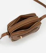 Bolso bandolera pequeño color marrón con textura geométrica en relieve. Tiene correa larga regulable, cierre de cremallera y separadores internos.