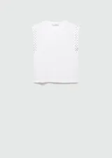 Camiseta gris de algodón con cuello redondo y mangas cortas con tachas plateadas en los hombros.