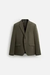 Blazer slim fit color verde oliva confeccionada en tejido con viscosa. Cuello con solapas de muesca, manga larga acabada en puño con detalle de botones, bolsillo de vivo en pecho y de solapa en cadera. Detalle bolsillo interior, bajo con aberturas en espalda y cierre frontal con botones.