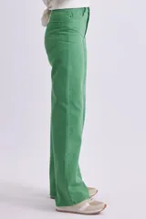 Pantalón de jean verde de corte ancho, estilo wide leg, con tiro alto y bolsillos delanteros y traseros.