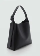 Bolso tipo shopper color borgoña, con asa corta ajustable y asa larga desmontable. Tiene bolsillo interior con cremallera, cierre de imán y hebilla decorativa.