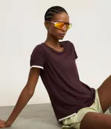 Remera deportiva de microfibra color bordó con tecnología Dry, de corte regular, manga corta y cuello redondo. Presenta un recorte contrastante blanco en el ruedo y en los puños.