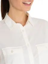 Camisa manga larga color verde oliva, de algodón orgánico con tecnología UPF, con cuello clásico, cierre frontal con botones, dos bolsillos con solapa en el pecho y puños abotonados.