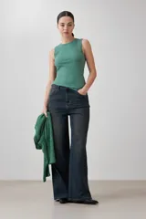 Top verde de punto canalé sin mangas.