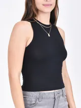 Musculosa blanca de algodón con cuello redondo y sisas amplias.