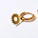 Aros enchapados en oro con diseño de sol colgante.