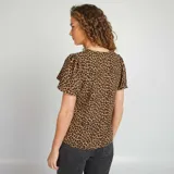 Blusa marrón con estampado animal print, escote en V y mangas cortas con volantes.