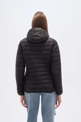 Campera acolchada negra, de manga larga y cuello alto, con cierre frontal.