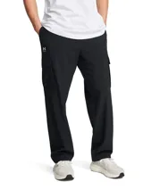 Pantalón cargo Under Armour Vibe para hombre, color negro, de tejido woven ligero y resistente. Cuenta con tecnología que repele el sudor y se seca rápidamente. Tiene cintura elástica con cordón interior, bolsillos laterales abiertos y bolsillos cargo seguros con cierre a presión.