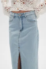 Falda midi de jean celeste con abertura frontal y ruedo desflecado.